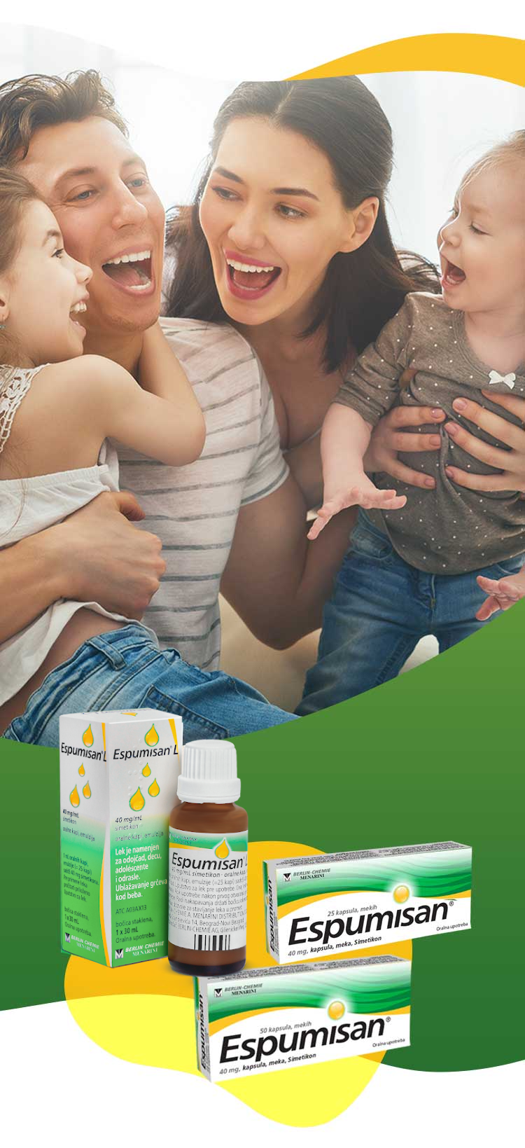 Младо семејство во добро расположение, безгрижно се смеат по земањето на Еспумисан: родителите во раце држат по едно дете, а во преден план е пакувањето на лекот Espumisan во различни дозирни форми за различни потреби.