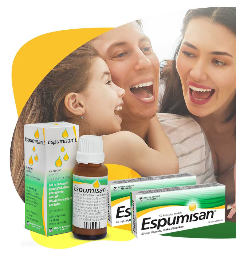 Младо семејство во добро расположение, безгрижно се смеат по земањето на Еспумисан: родителите во раце држат по едно дете, а во преден план е пакувањето на лекот Espumisan во различни дозирни форми за различни потреби.